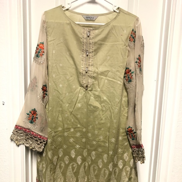 Maria B Luxury Lawn Embroidered Pakistani 3pc Suit - Picture 3 of 12